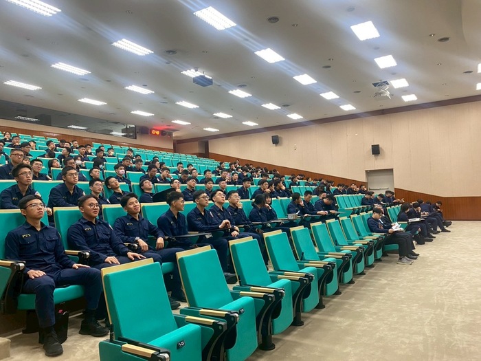 專43、44期學生在台下認真聽講圖片