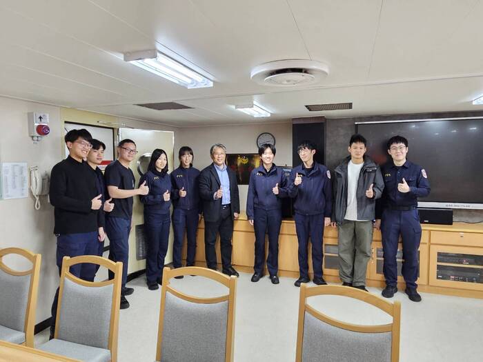 本科主任與台北艦上實習43期學生合影圖片