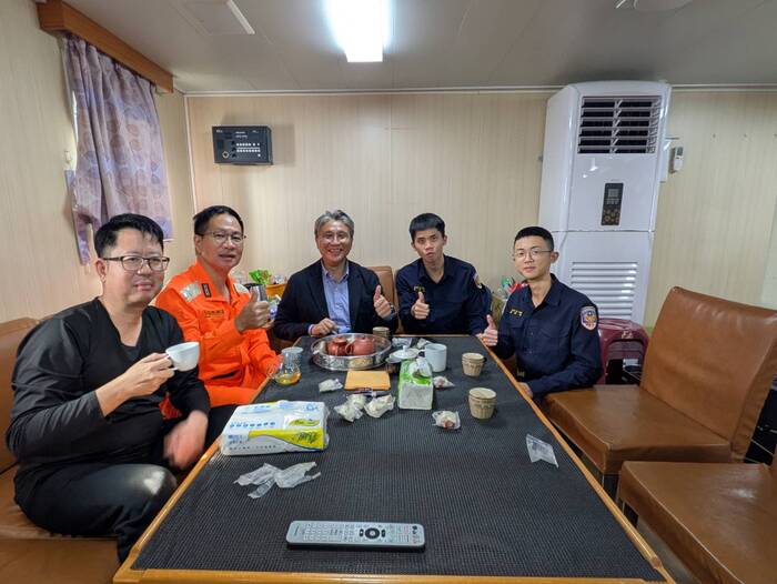 本科主任帶領43期實習學生與巡護船輪機長、分隊長合影圖片