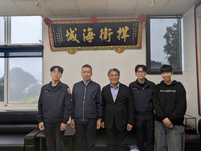 沈明昌主任與淡水海巡隊實習學生合影圖片