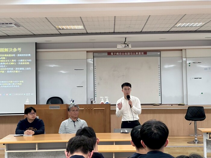 講師針對學生提問回答圖片