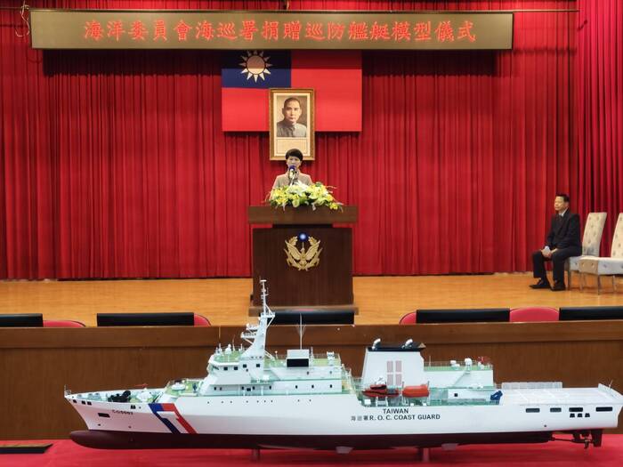 教育長對海巡署致贈本校級海巡科各噸級艦艇模型表達感謝圖片