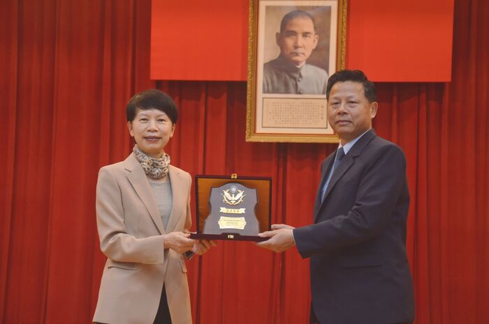 教育長回贈獎座象徵本校與海巡署堅實的合作關係圖片