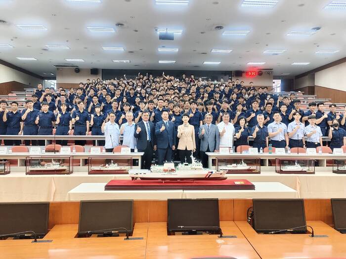 教育長率本校主管與海巡署謝副署長、艦隊分署分署長及單位主管與各位同學合影圖片