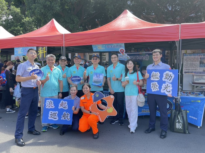 1劉鴻烈校長與林榮輝總隊長蒞臨海洋巡防科展示區圖片