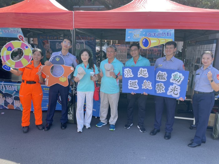 海巡科主任、教師與海巡同仁合影圖片