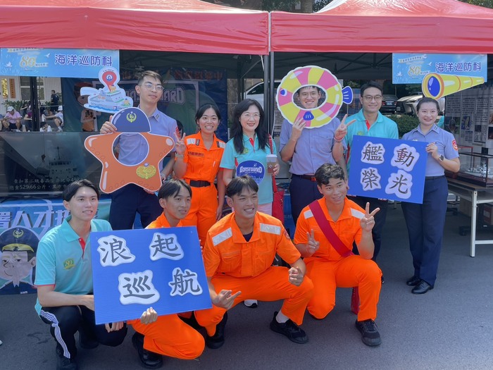 海洋巡防科張瓊玲教授與海巡同仁及本科學生合影圖片