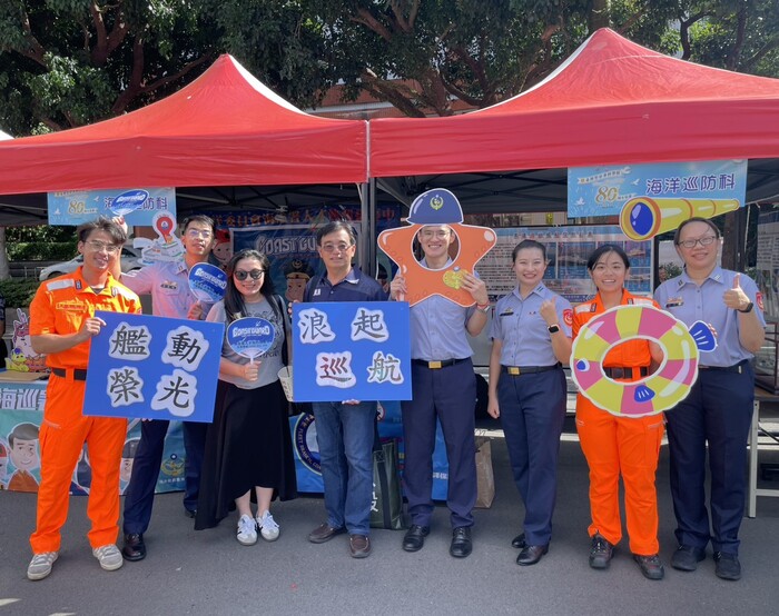 海巡署中部分署林志宏副分署長蒞臨海洋巡防科展示區與海巡同仁合影圖片