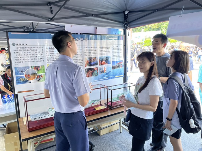 海巡同仁對學生及家長講解海巡海上勤務圖片