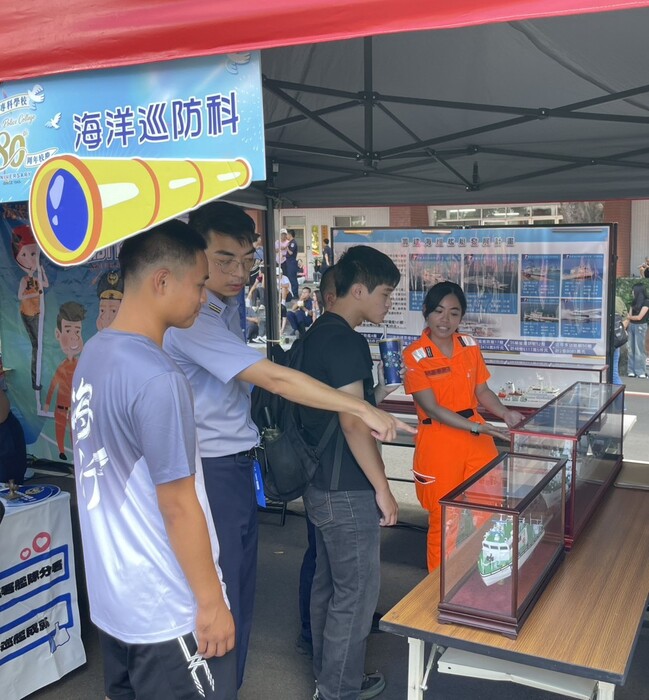 海巡同仁對學生及親友講解海巡艦艇設備圖片