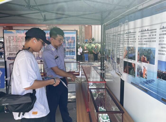 海巡同仁對參觀民眾講解海巡艦艇設備圖片