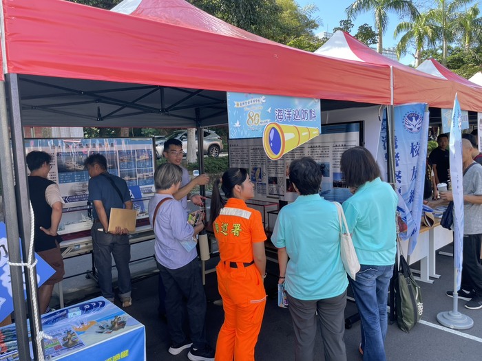 民眾參觀海洋巡防科展示區圖片