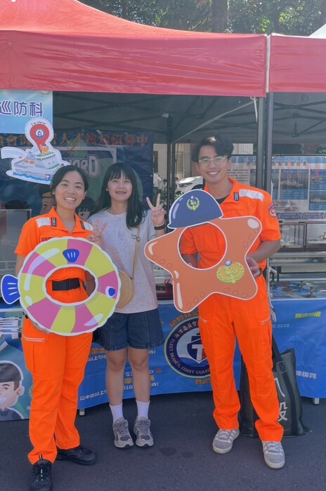 海巡同仁與參觀民眾合影圖片