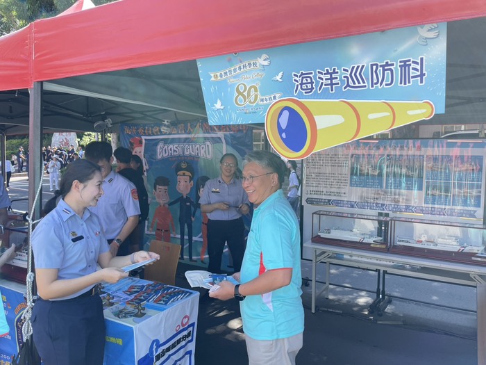 海洋巡防科沈明昌主任對協助活動展示海巡同仁表達感謝之意圖片