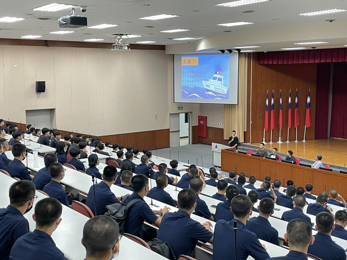 本科一、二年級學生認真聽講圖片