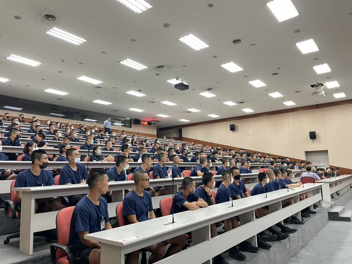 本科一、二年級學生認真聽講圖片