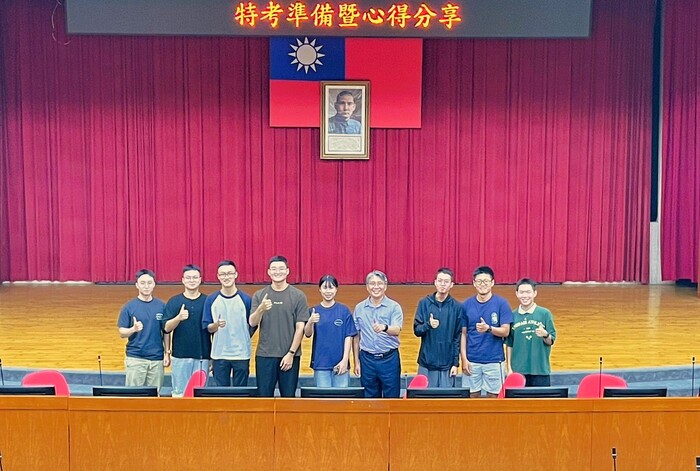 科主任與專任教師及42期校友合影圖片