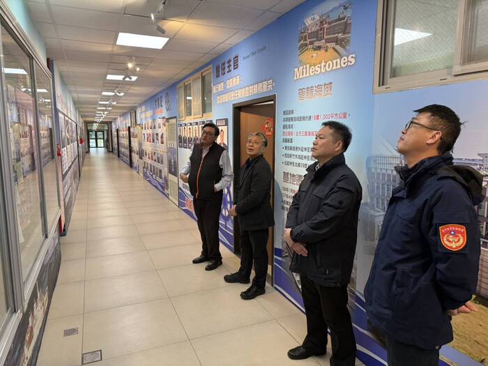 北機隊隊長協助本校張貼宣傳海報圖片