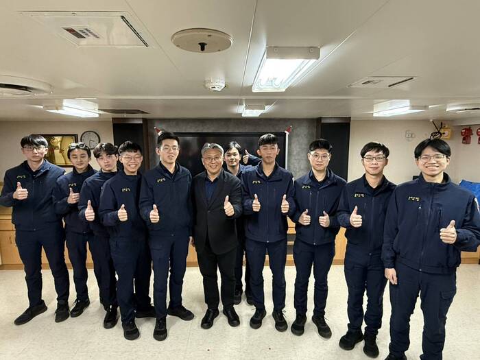 沈明昌主任與實習學生合影圖片