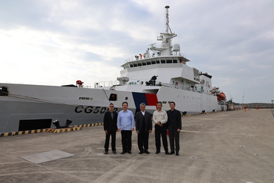 台北港碼頭新竹艦合影