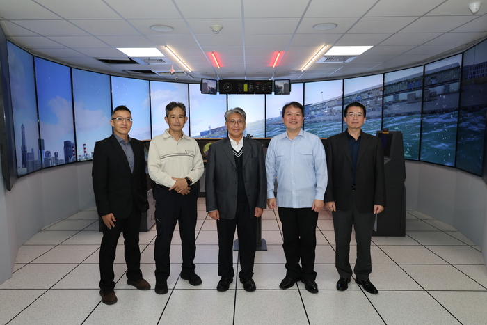 海洋巡防科主任率學、術科老師教官及公關室組員與北機隊副隊長合影圖片