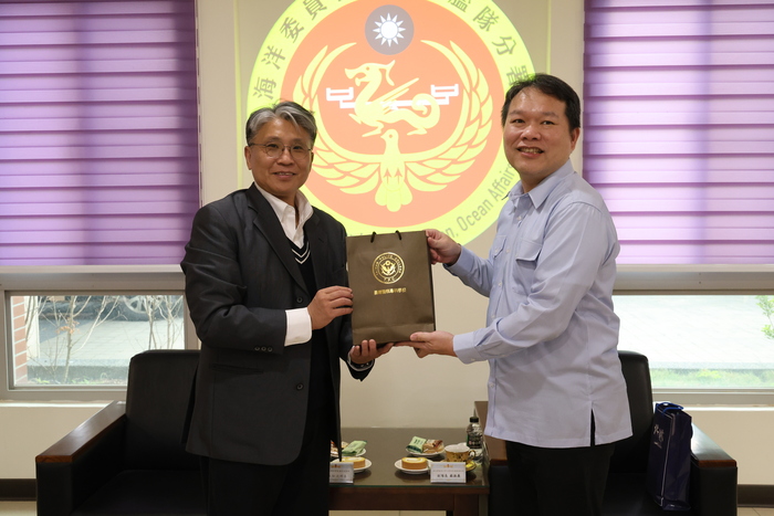 海洋巡防科主任與北機隊副隊長合影圖片