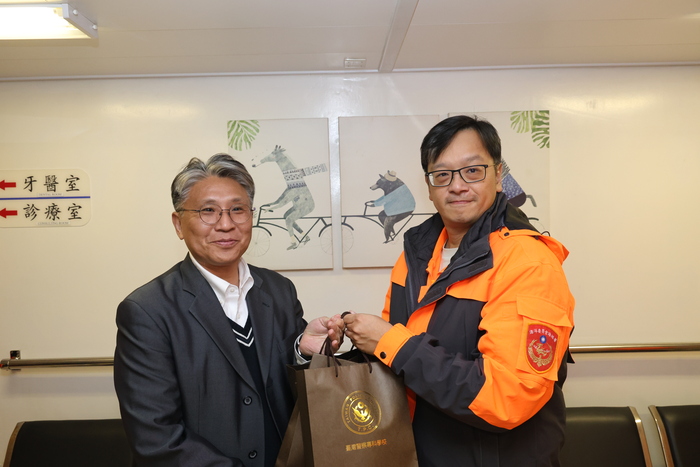 海洋巡防科主任與新竹艦艦長合影圖片