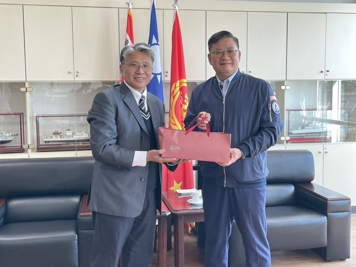 海洋巡防科主任與艦隊分署分署長合影圖片