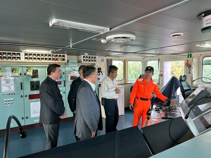 新竹艦艦艇駕駛員介紹駕駛台各項設備及操作圖片