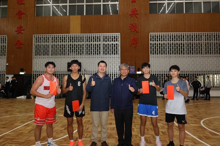 海洋巡防科主任偕海巡中隊長頒發籃球比賽表現優秀人員獎勵金圖片