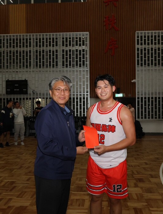 海洋巡防科沈明昌主任頒發籃球比賽冠軍獎金圖片