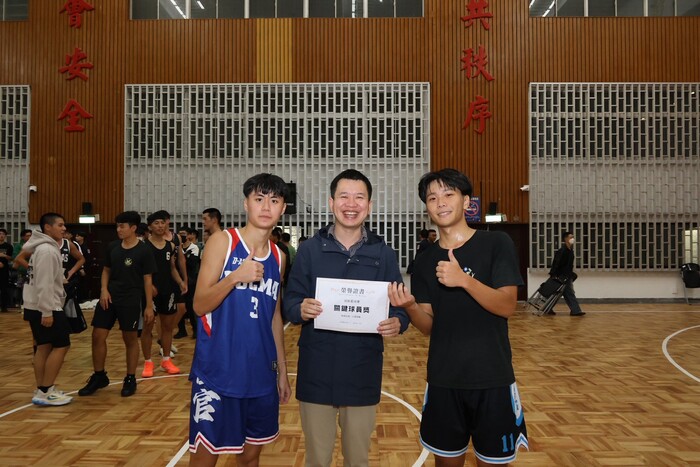 海巡中隊中隊長頒發籃球比賽榮譽證書圖片