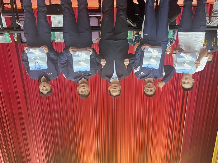 艦隊分署蔡副分署長頒發艦隊分署精美禮品圖片